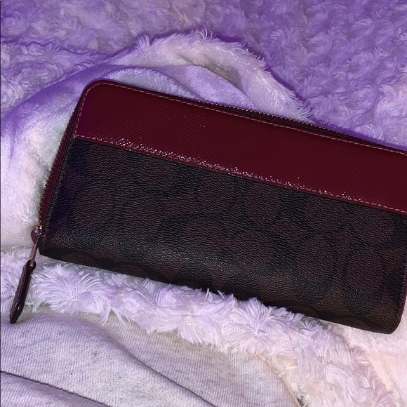 **100% AUTHENTIC** Red acordian zip Coach wallet - Picture 7 of 7